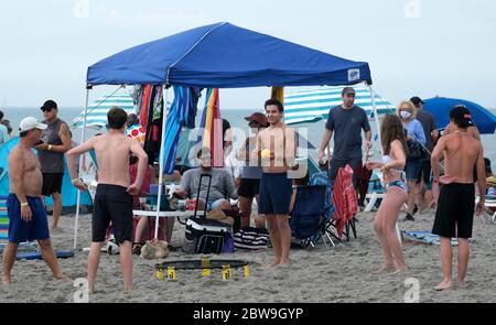 Cocoa Beach, Stati Uniti. 30 maggio 2020. Le persone si prendano parte alle attività in spiaggia sulla spiaggia di Cocoa prima del lancio di SpaceX Demo-2 Falcon 9, Crew Dragon con gli astronauti della NASA Bob Behnken e Doug Hurley a bordo dal Kennedy Space Center sabato 30 maggio 2020. Photo by Gary i Rothstein/UPI Credit: UPI/Alamy Live News Foto Stock