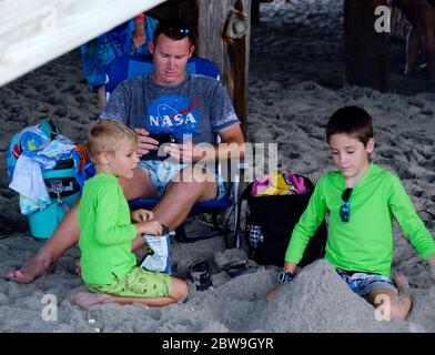 Cocoa Beach, Stati Uniti. 30 maggio 2020. Le persone si prendano parte alle attività in spiaggia sulla spiaggia di Cocoa prima del lancio di SpaceX Demo-2 Falcon 9, Crew Dragon con gli astronauti della NASA Bob Behnken e Doug Hurley a bordo dal Kennedy Space Center sabato 30 maggio 2020. Photo by Gary i Rothstein/UPI Credit: UPI/Alamy Live News Foto Stock