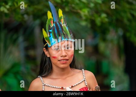 Riberenos ragazza vestita in tradizionale garb celebrativo incontra i visitatori con musica e balli nel peruviano Amazzonia Foto Stock