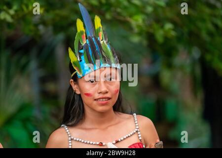 Riberenos ragazza vestita in tradizionale garb celebrativo incontra i visitatori con musica e balli nel peruviano Amazzonia Foto Stock