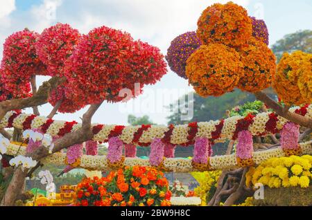 Fiori colorati disposti a somigliare ponte e alberi esposti in un evento di festa dei fiori a Baguio, Filippine. Foto scattata il 1 marzo 2015. Foto Stock