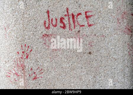 Louisville, Stati Uniti. 30 maggio 2020. Giustizia e sanguinoso graffiti a mano stenciled sulla Louisville Jefferson County Hall of Justice il 30 maggio 2020 a Louisville, Kentucky. (Credit: Steven Bullock/The Photo Access) Credit: The Photo Access/Alamy Live News Foto Stock