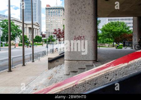 Louisville, Stati Uniti. 30 maggio 2020. Giustizia e sanguinoso graffiti a mano stenciled sulla Louisville Jefferson County Hall of Justice il 30 maggio 2020 a Louisville, Kentucky. (Credit: Steven Bullock/The Photo Access) Credit: The Photo Access/Alamy Live News Foto Stock