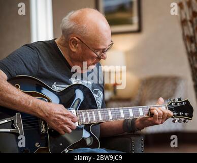 Senior uomo a suonare la chitarra Foto Stock