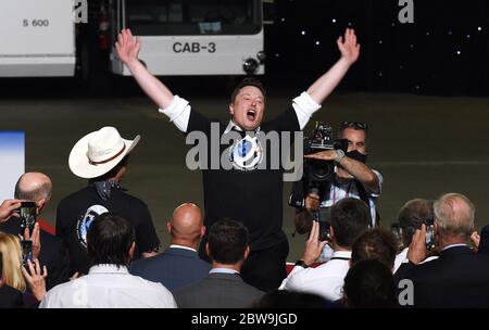 Cape Canaveral, Stati Uniti. 30 maggio 2020. Il CEO di SpaceX, Elon Musk, celebra il lancio di un razzo Falcon 9 con la navicella spaziale Crew Dragon da PAD 39A al Kennedy Space Center durante un evento post-lancio presso il Vehicle Assembly Building della NASA, con il presidente degli Stati Uniti Donald Trump e il vice presidente Mike Pence. Gli astronauti della NASA Doug Hurley e Bob Behnken si rendezvous e attracceranno con la Stazione spaziale Internazionale, diventando la prima gente a lanciare nello spazio dal suolo americano dalla fine del programma di navetta spaziale nel 2011. Credit: SOPA Images Limited/Alamy Live News Foto Stock