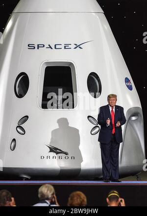 Cape Canaveral, Stati Uniti. 30 maggio 2020. Il presidente degli Stati Uniti Donald Trump si presenta al Vehicle Assembly Building della NASA per esprimere commenti in seguito al lancio di un razzo Falcon 9 con la navicella spaziale Crew Dragon da PAD 39A al Kennedy Space Center. Gli astronauti della NASA Doug Hurley e Bob Behnken si rendezvous e attracceranno con la Stazione spaziale Internazionale, diventando la prima gente a lanciare nello spazio dal suolo americano dalla fine del programma di navetta spaziale nel 2011. Credit: SOPA Images Limited/Alamy Live News Foto Stock