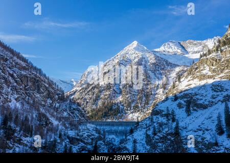 Italia, Piemonte, Alpi Italiane, Montagne in giornata di sole in inverno Foto Stock