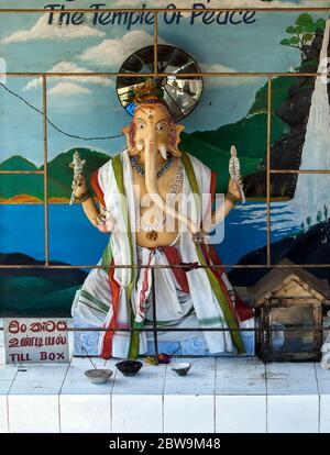 Un piccolo tempio indù a lato della strada dedicato al dio elefante Ganesha nella regione di Nuwara Eliya nello Sri Lanka. Foto Stock