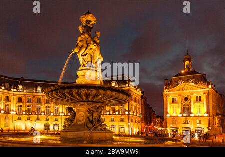 Die Place de la Bourse von Bordeaux bei Nacht Foto Stock