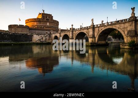 Roma, Lazio, l'Italia, l'Europa. Vista del Ponte Sant'Angelo e Castel Sant'Angelo. Foto Stock