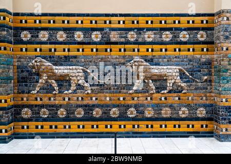 Lions della Processional Way, Ishtar Gate, Pergamon Museum, Museum Island, Berlino, Germania, Europa, Europa occidentale Foto Stock