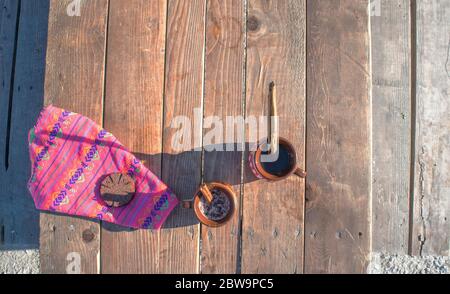 caffè e cioccolato messicano con cannella in tazze di argilla tradizionali Foto Stock