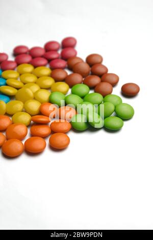 Caramelle al cioccolato colorate Foto Stock
