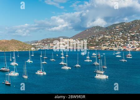 Charlotte Amalie, St. Thomas, Isole Vergini statunitensi (USVI) - 30 aprile 2019: Barche a vela ancorate al porto di Charlotte Amalie, St. Thom Foto Stock