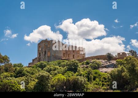 Le imponenti rovine del castello di Pierre-Napoleone Bonaparte a Torre Mozza tra Calvi e Galeria nella regione Balagne della Corsica Foto Stock