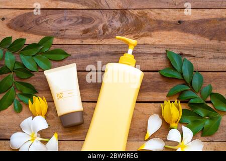 cosmetici naturali per la pelle viso crema solare spf50 salute cura della superficie, lozione corpo con fiori frangipani, ylang ylang, foglia di stile di vita donna Foto Stock