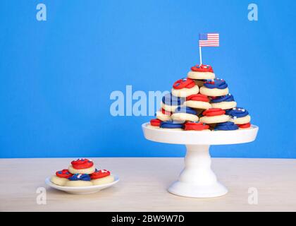 piatto in porcellana bianca con biscotti allo zucchero ghiacciati, colorati e vivaci, di dimensioni patriotiche, isolati su bianco Foto Stock