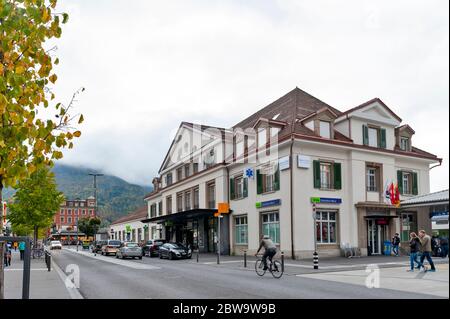 L'esterno dell'edificio della stazione ferroviaria di Interlaken West si trova sulla strada della stazione nel centro di Interlaken, una famosa località turistica in Svizzera Foto Stock