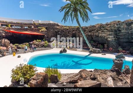 La piscina blu di Jameos del agua Lanzarote Isole Canarie, Spagna, Europa Foto Stock