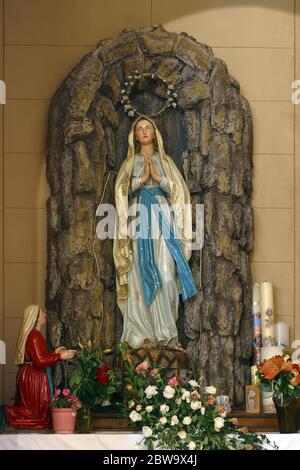 Grotta di nostra Signora di Lourdes presso la Chiesa dell'Annunciazione della Vergine Maria a Velika Gorica, Croazia Foto Stock