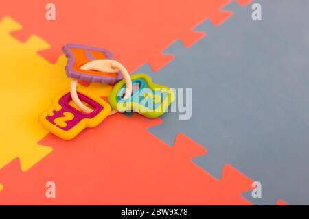 Pavimenti in schiuma, tappetini all'interno di una sala giochi, scuola di asilo o palestra. Utilizzo potenziale come sfondo colorato con spazio di copia. Foto Stock