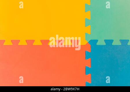 Pavimenti in schiuma, tappetini all'interno di una sala giochi, scuola di asilo o palestra. Utilizzo potenziale come sfondo colorato con spazio di copia. Foto Stock