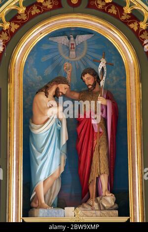 Battesimo del Signore, l'altare maggiore della Chiesa di San Giovanni Battista a Sveti Ivan Zabno, Croazia Foto Stock