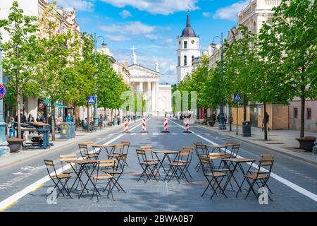 Bar e ristorante all'aperto, Vilnius, Lituania, Europa, da trasformarsi in una vasta città di caffè all'aperto, riaprendosi dopo il blocco, tavoli all'aperto vuoti Foto Stock