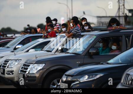 Colombo, Sri Lanka. 30 maggio 2020. La gente partecipa a uno spettacolo musicale all'aperto drive-in all'aeroporto Ratmalana, un aeroporto nazionale di Colombo, Sri Lanka, il 30 maggio 2020. Il primo concerto sperimentale di Drive-in dopo l'epidemia di COVID-19, che fa parte dell'iniziativa 'Restart Sri Lanka', si è tenuto sabato presso la sede dell'aeroporto di Ratmalana. Credit: A.hapuarachchi/Xinhua/Alamy Live News Foto Stock