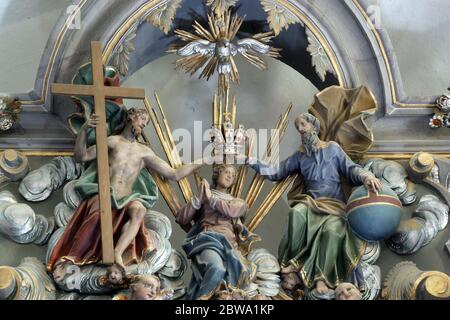 Incoronazione della statua della Vergine Maria sull'altare maggiore della Chiesa di Santa Caterina d'Alessandria a Samarica, Croazia Foto Stock