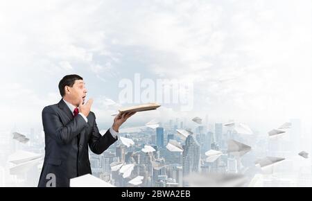 Imbarazzato proprietario che copre la bocca con la mano Foto Stock