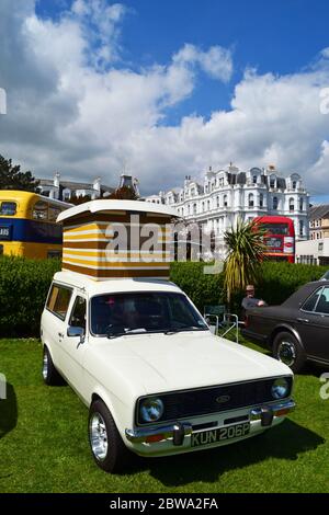 Auto con un tetto pop up a Magnificent Motors, un evento annuale di auto classica e di automobilismo su Eastbourne Seafront, East Sussex, Regno Unito Foto Stock