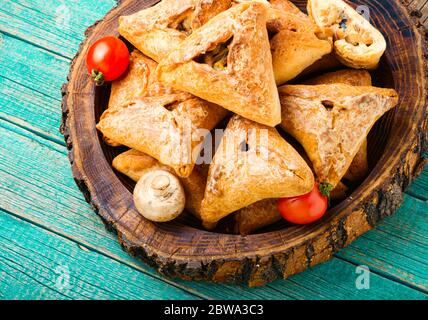 Kurnik, torta ripiena di pollo e funghi. Torta russa tradizionale Foto Stock