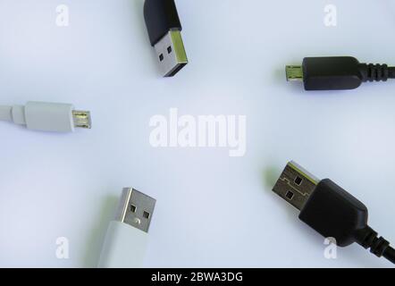 Cavo USB universale bianco e nero per telefoni cellulari. Per il collegamento di dispositivi micro USB, inclusi telefoni e tablet. Spazio di copia per il testo Foto Stock