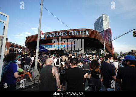 New York, Stati Uniti. 29 maggio 2020. Una visione dei manifestanti durante un raduno contro la morte di Minneapolis, il Minnesota George Floyd, uomo alle mani della polizia il 29 maggio 2020 nel Barclays Center di Brooklyn, New York City. La morte di Floyd fu catturata in un video che divenne virale dell'incidente. Minnesota, Gov. Tim Walz ha chiamato oggi nella Guardia Nazionale mentre scoppiò il saccheggio a San Paolo. (John Nacion/Image of Sport) (John Nacion/Image of Sport) (Foto di IOS/Espa-Images) Credit: European Sports Photo Agency/Alamy Live News Foto Stock