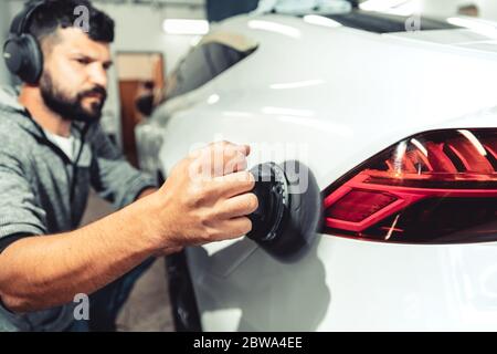 lucidatura riparazione carrozzeria. applicazione di preparati speciali con nanotecnologia Foto Stock