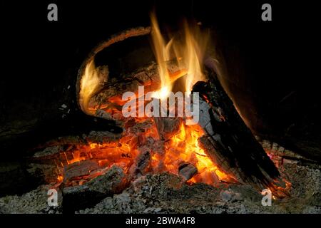 Caminetto aperto con primo piano di calici calde. Foto Stock