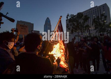 Los Angeles, Stati Uniti. 27 maggio 2020. I dimostranti nel centro di Los Angeles bruciano una bandiera americana mentre protestano la morte di George Floyd, mercoledì 27 maggio 2020. Floyd, un uomo nero morto nella custodia della polizia di Minneapolis il 25 maggio. (Dylan Stewart/immagine dello sport) (Foto di IOS/Espa-Images) Credit: Agenzia europea per la fotografia sportiva/Alamy Live News Foto Stock