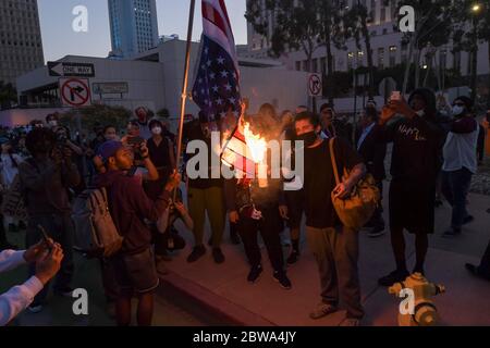 Los Angeles, Stati Uniti. 27 maggio 2020. I dimostranti nel centro di Los Angeles bruciano una bandiera americana mentre protestano la morte di George Floyd, mercoledì 27 maggio 2020. Floyd, un uomo nero morto nella custodia della polizia di Minneapolis il 25 maggio. (Dylan Stewart/immagine dello sport) (Foto di IOS/Espa-Images) Credit: Agenzia europea per la fotografia sportiva/Alamy Live News Foto Stock