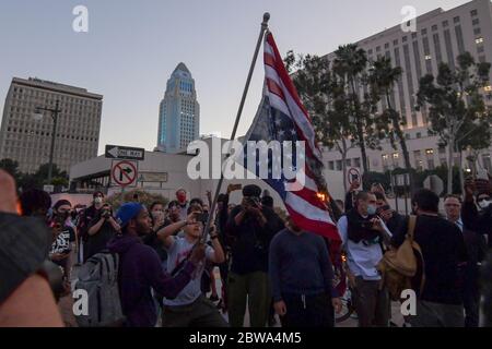 Los Angeles, Stati Uniti. 27 maggio 2020. I dimostranti nel centro di Los Angeles bruciano una bandiera americana mentre protestano la morte di George Floyd, mercoledì 27 maggio 2020. Floyd, un uomo nero morto nella custodia della polizia di Minneapolis il 25 maggio. (Dylan Stewart/immagine dello sport) (Foto di IOS/Espa-Images) Credit: Agenzia europea per la fotografia sportiva/Alamy Live News Foto Stock