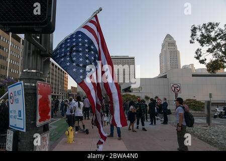 Los Angeles, Stati Uniti. 27 maggio 2020. Una bandiera americana strappata è appesa a una luce di strada mentre i dimostranti nel centro di Los Angeles protestano contro la morte di George Floyd, mercoledì 27 maggio 2020. Floyd, un uomo nero morto nella custodia della polizia di Minneapolis il 25 maggio. (Dylan Stewart/immagine dello sport) (Foto di IOS/Espa-Images) Credit: Agenzia europea per la fotografia sportiva/Alamy Live News Foto Stock