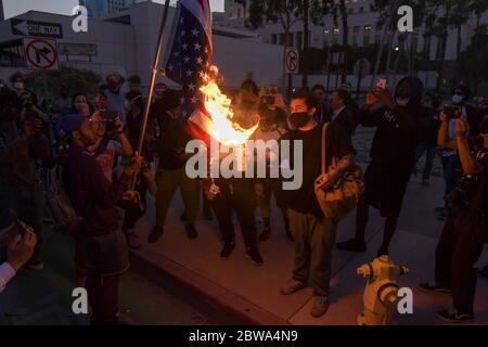 Los Angeles, Stati Uniti. 27 maggio 2020. I dimostranti nel centro di Los Angeles bruciano una bandiera americana mentre protestano la morte di George Floyd, mercoledì 27 maggio 2020. Floyd, un uomo nero morto nella custodia della polizia di Minneapolis il 25 maggio. (Dylan Stewart/immagine dello sport) (Foto di IOS/Espa-Images) Credit: Agenzia europea per la fotografia sportiva/Alamy Live News Foto Stock