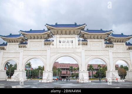 Taipei, Taiwan - Gen 2020: piazza della libertà taipei accanto alla sala commemorativa nazionale chiang kai-shek situata nel distretto di Zhongzheng. Famoso punto di riferimento per Foto Stock