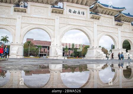 Taipei, Taiwan - Gen 2020: piazza della libertà taipei accanto alla sala commemorativa nazionale chiang kai-shek situata nel distretto di Zhongzheng. Famoso punto di riferimento per Foto Stock