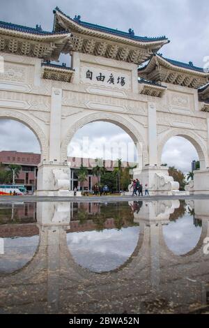 Taipei, Taiwan - Gen 2020: piazza della libertà taipei accanto alla sala commemorativa nazionale chiang kai-shek situata nel distretto di Zhongzheng. Famoso punto di riferimento per Foto Stock