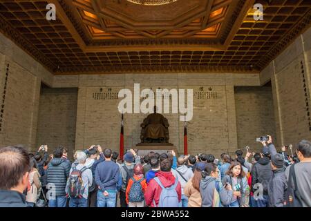 Taipei, Taiwan - Gen 2020: Turisti in visita alla piazza della sala commemorativa di Chiang Kai Shek. Piazza della libertà e la sala concerti nazionale sono edifici sotto il cielo nuvoloso Foto Stock