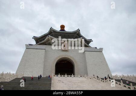 Taipei, Taiwan-Gen 2020: Sala commemorativa nazionale chiang kai-shek. Angolo basso. Un monumento nazionale, punto di riferimento e attrazione turistica eretto in memoria di Foto Stock