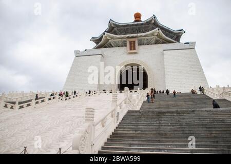 Taipei, Taiwan-Gen 2020: Sala commemorativa nazionale chiang kai-shek. Angolo basso. Un monumento nazionale, punto di riferimento e attrazione turistica eretto in memoria di Foto Stock