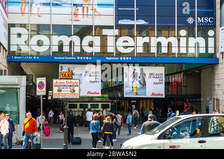 Roma / Italia - 1 maggio 2015: Ingresso a Roma Termini, stazione ferroviaria principale di Roma, Italia Foto Stock