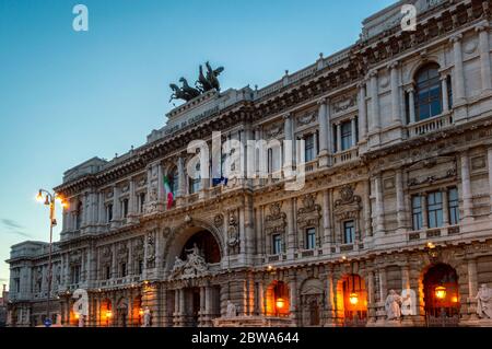 Roma / Italia - 3 maggio 2015: Palazzo di Giustizia (Palazzo di Giustizia), sede della Corte Suprema di Cassazione e della Biblioteca pubblica giudiziaria i Foto Stock